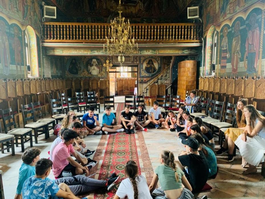 Seminare de formare pentru voluntarii din tabere: „Un tânăr educat, un om mai bogat!”